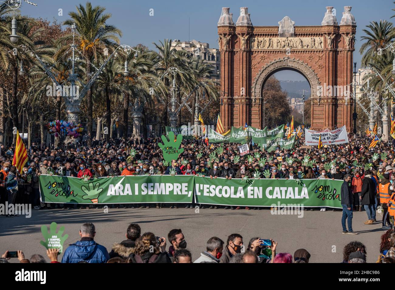 Demonstranten halten während der Demonstration ein Transparent mit dem  Slogan Ara i sempre l,escola en Catalán (Jetzt und immer die Schule auf  Katalanisch). Tausende von Menschen haben im Zentrum von Barcelona  demonstriert,