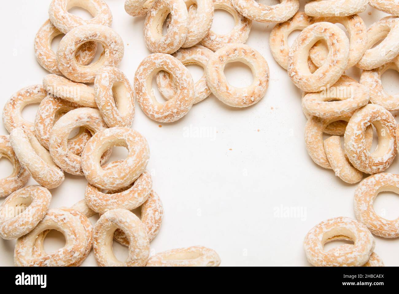 Bagels in weißer Glasur auf weißem Hintergrund Stockfoto