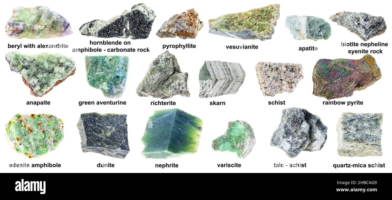 Set aus verschiedenen unpolierten grünen Steinen mit Namen auf weißem Hintergrund Stockfoto