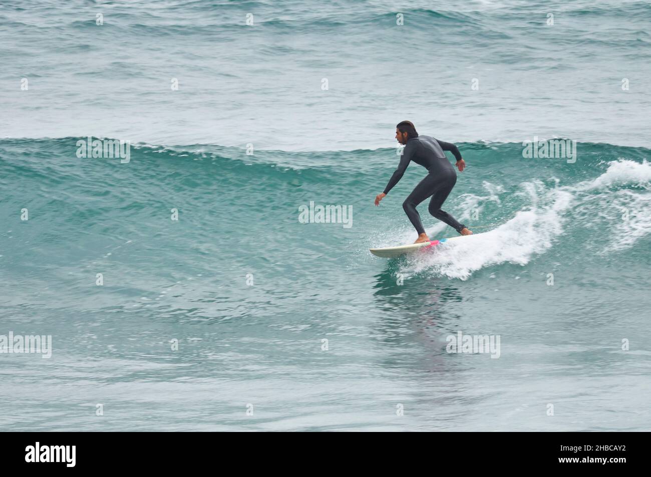 Surfer reiten auf einer Welle beim XIII Salinas International Longboard Festival 2014 (Strand von Salinas, Castrillón, Asturien, Kantabrische See, Spanien) Surfen Stockfoto