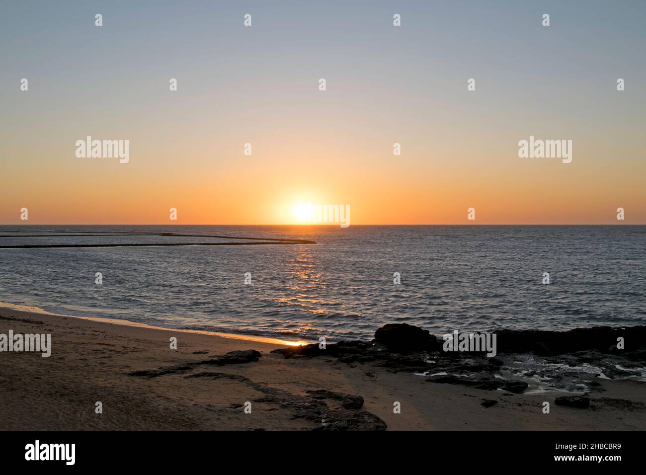 Sonnenuntergang an einem Strand in Chipiona, Cádáz, Andalusien, Spanien Stockfoto