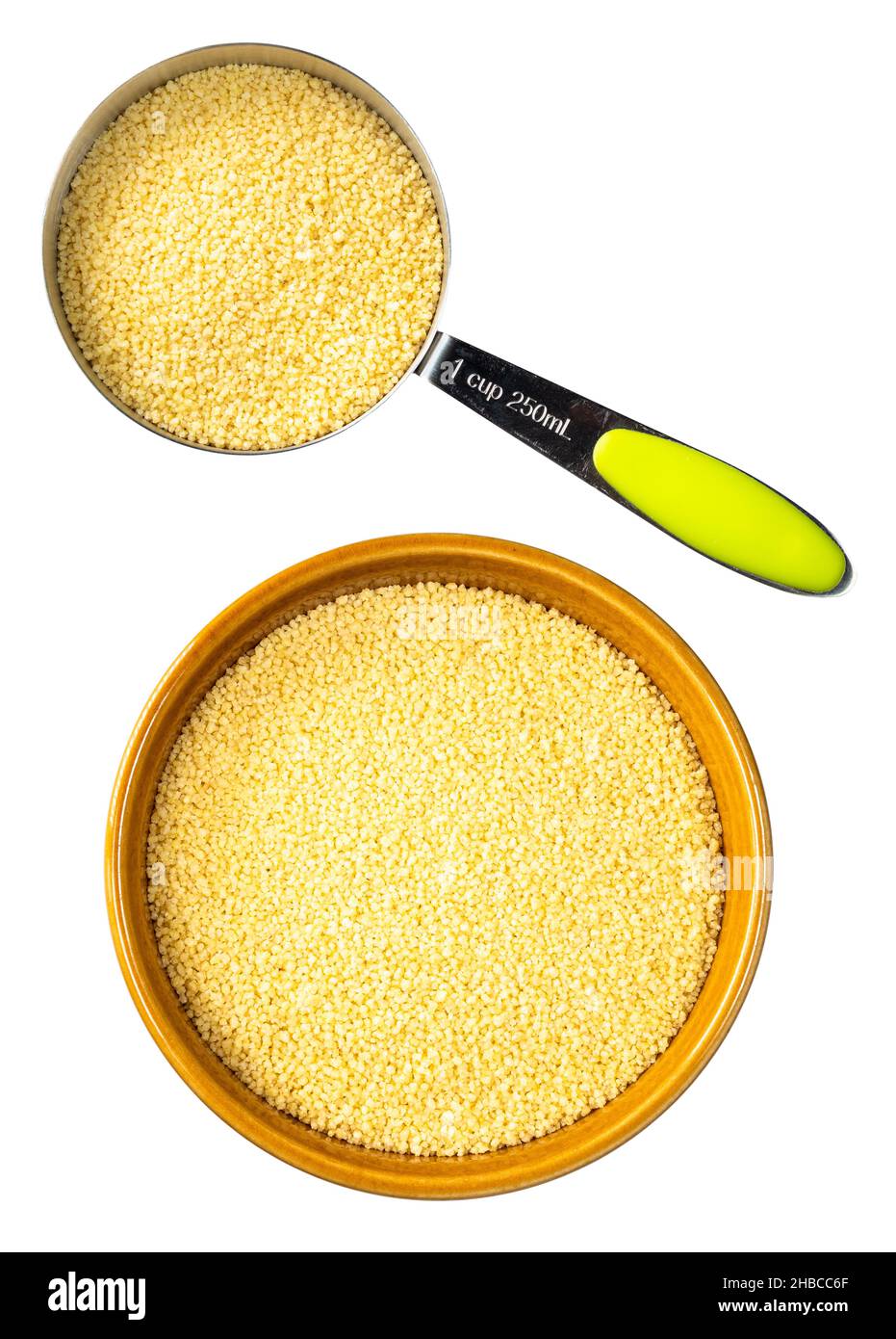 Set aus rohem nordafrikanischem Couscous-Ausschnitt auf weißem Hintergrund Stockfoto