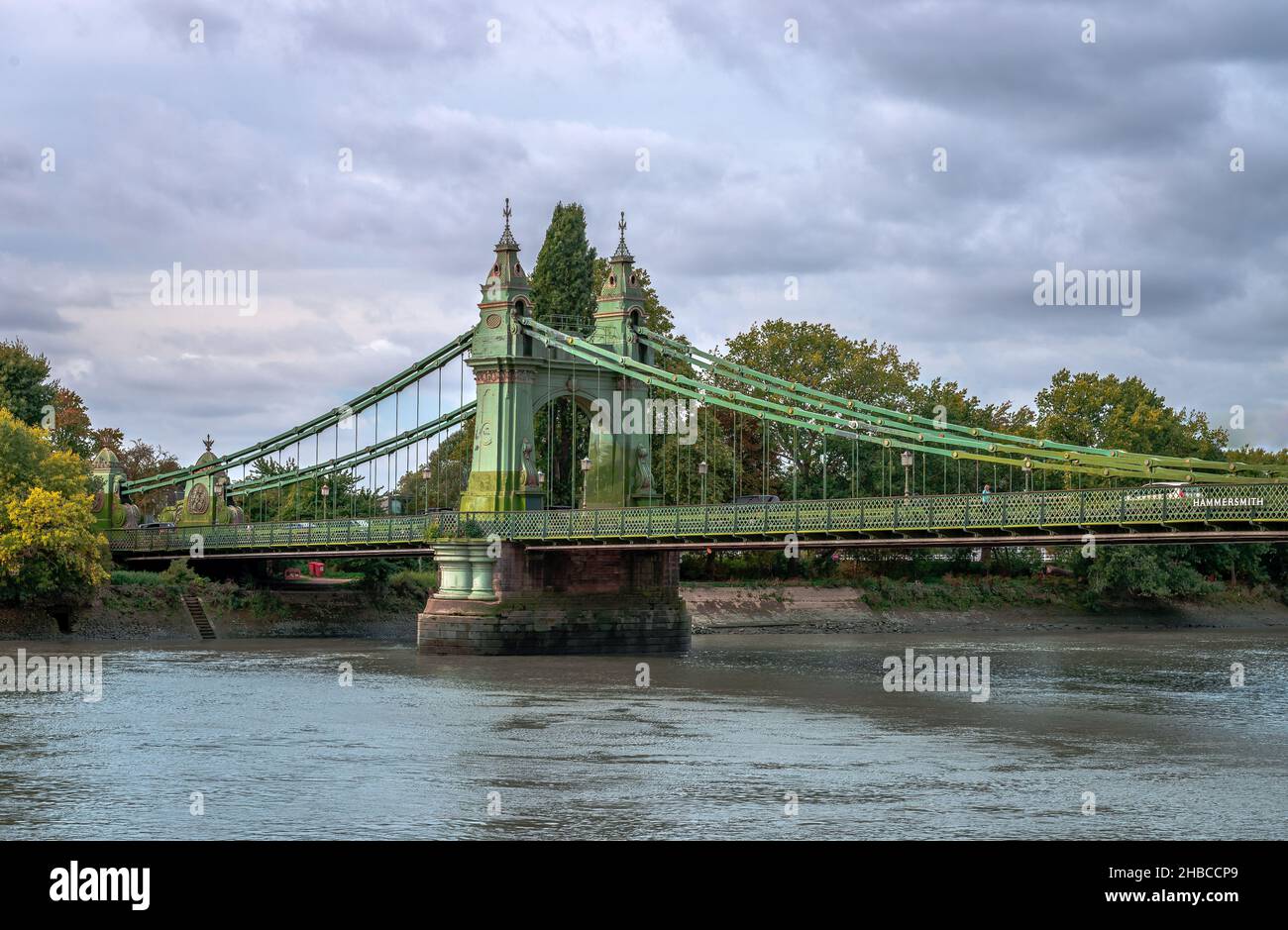 Blick auf die Hammersmith Bridge, eine denkmalgeschützte Hängebrücke, die die Themse überquert und Hammermith mit Barnes im Westen Londons verbindet. Stockfoto