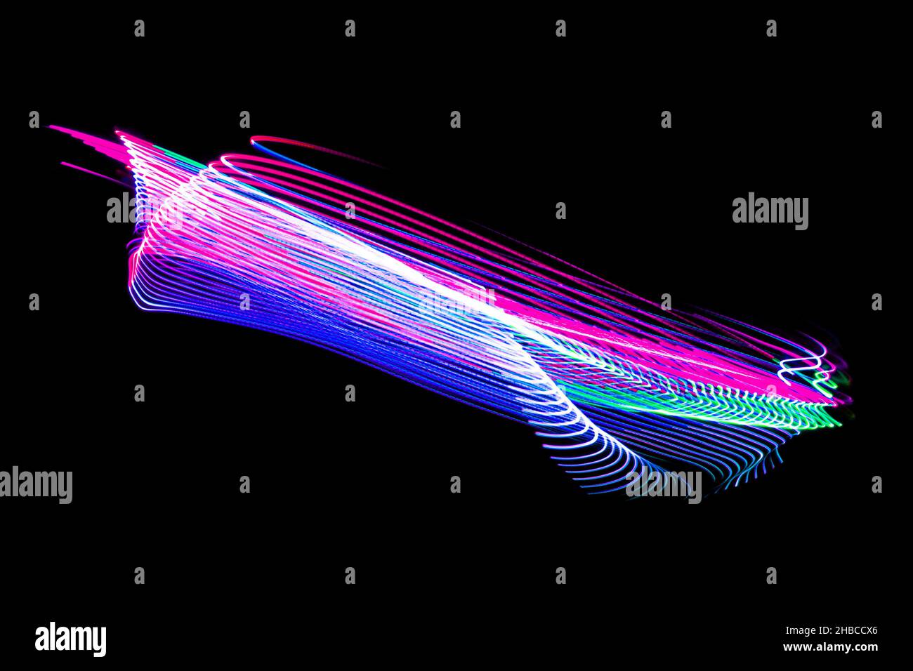 Light Neon Trails Bunte Welle isoliert auf schwarzem Hintergrund. Futuristisches, Farbenfrohes Overlay-Lichtmuster. Stockfoto