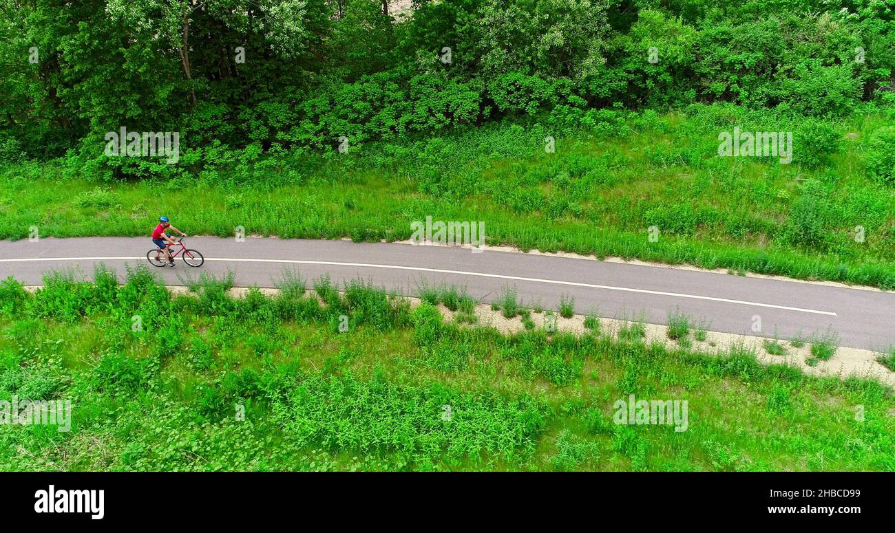 Luftaufnahme eines Mannes, der auf einer 7 Meilen langen asphaltierten Straße radeln oder wandern kann, Mound View State Trail, Platteville, Wisconsin, USA Stockfoto