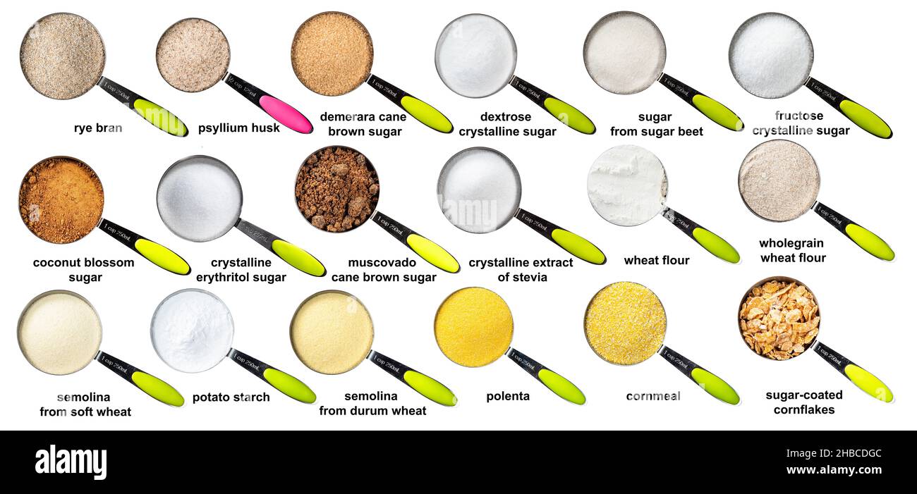 Set von Messbecher mit verschiedenen Zuckern und Mehlen mit Namen auf weißem Hintergrund Stockfoto