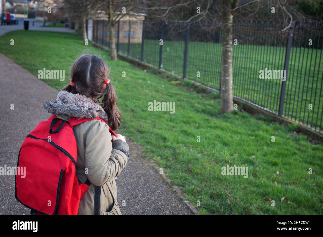 Ein junges Schulmädchen, das allein von der Schule in England nach Hause geht Stockfoto