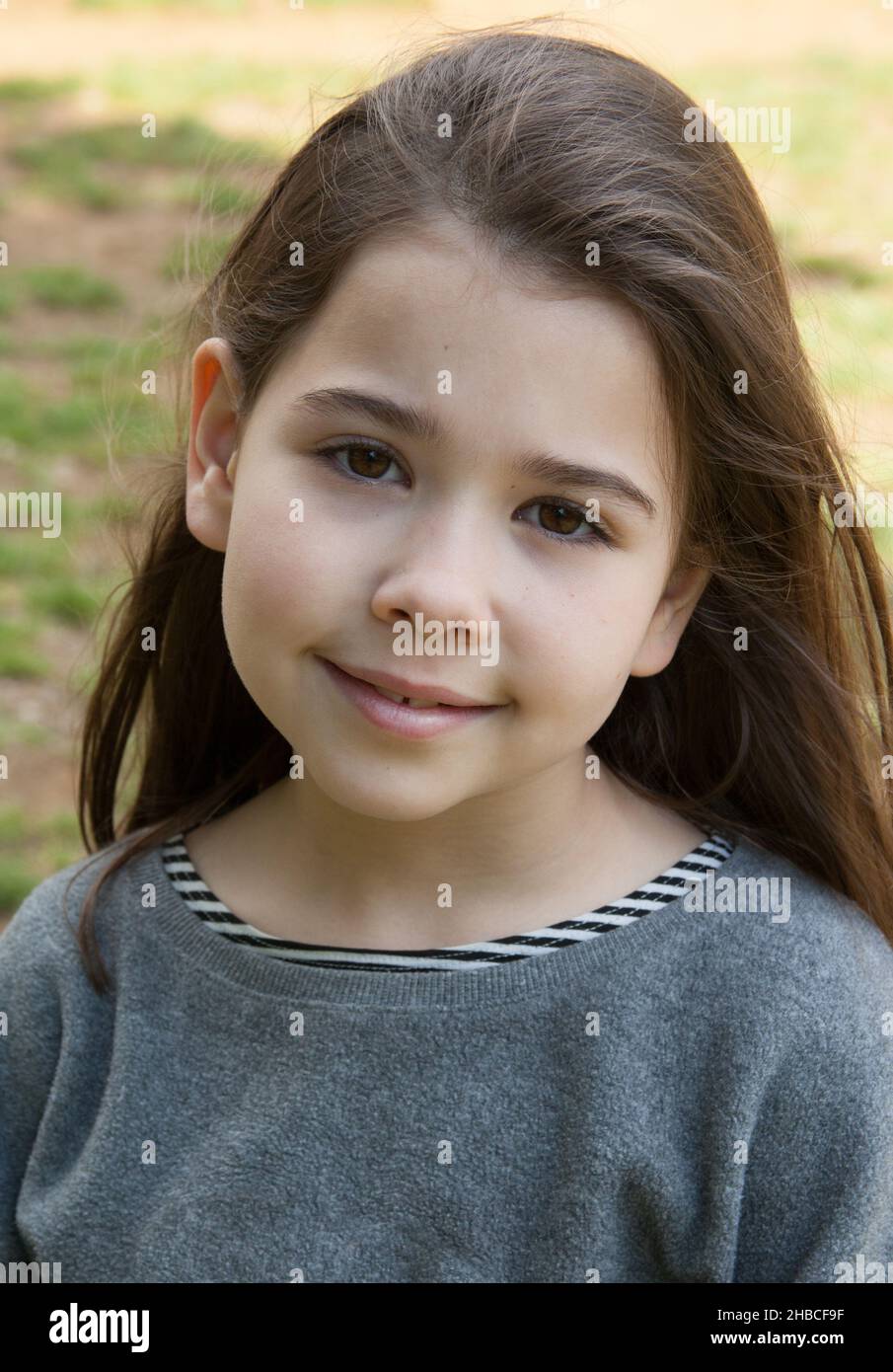 Ein Sommerportrait mit einem 7-jährigen Mädchen aus Hispanic und Kaukasisch Stockfoto