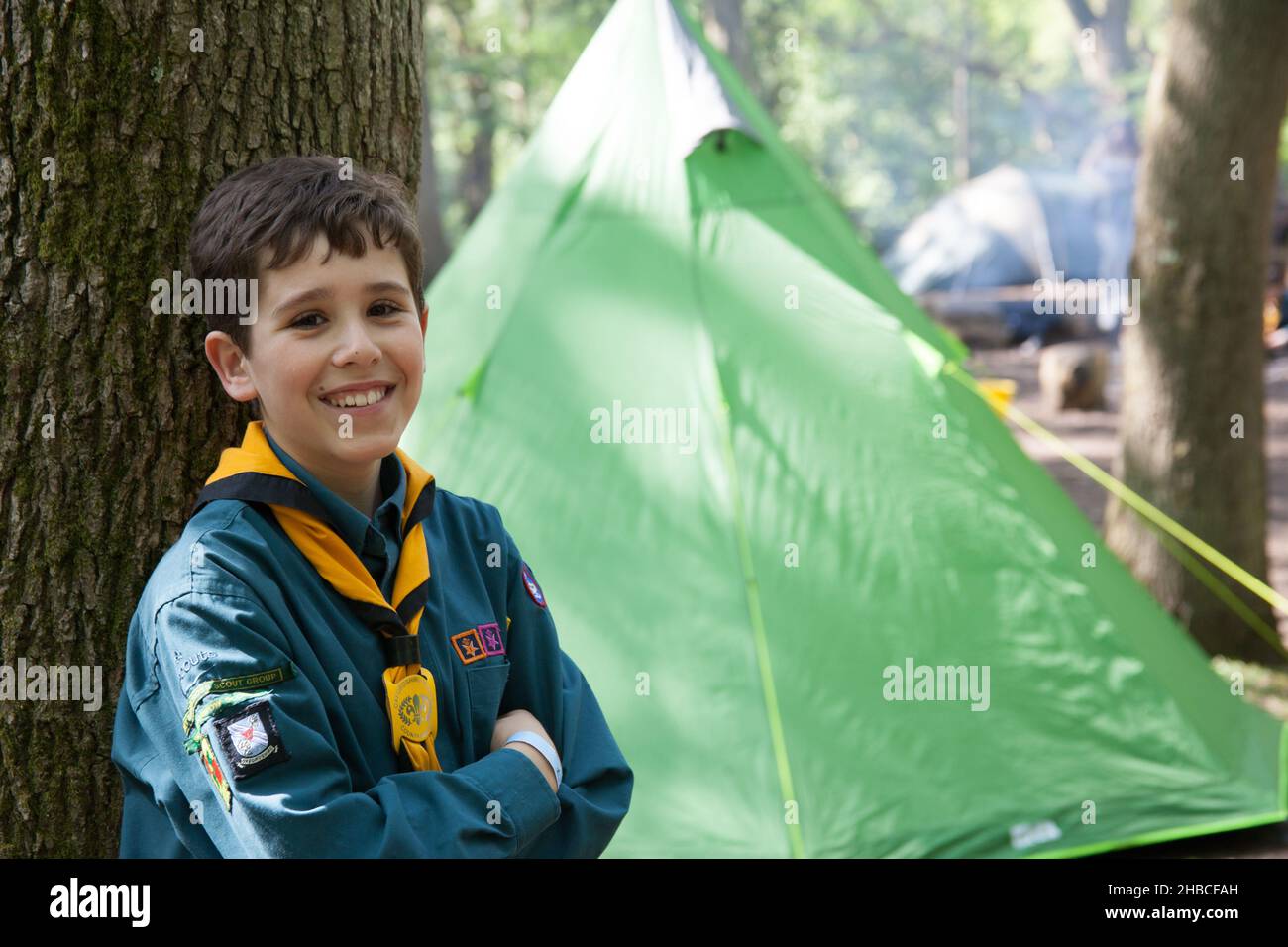 Ein Porträt eines Jungen während eines Pfadfindercampings in Oxfordshire, Großbritannien Stockfoto