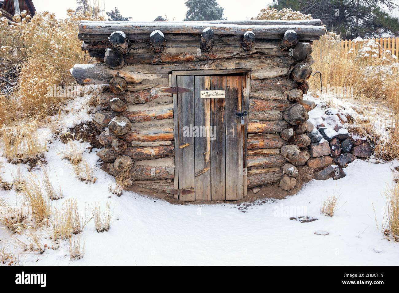 Schneebedeckter Wurzelkeller im Golden History Park, Golden, Colorado, USA Stockfoto