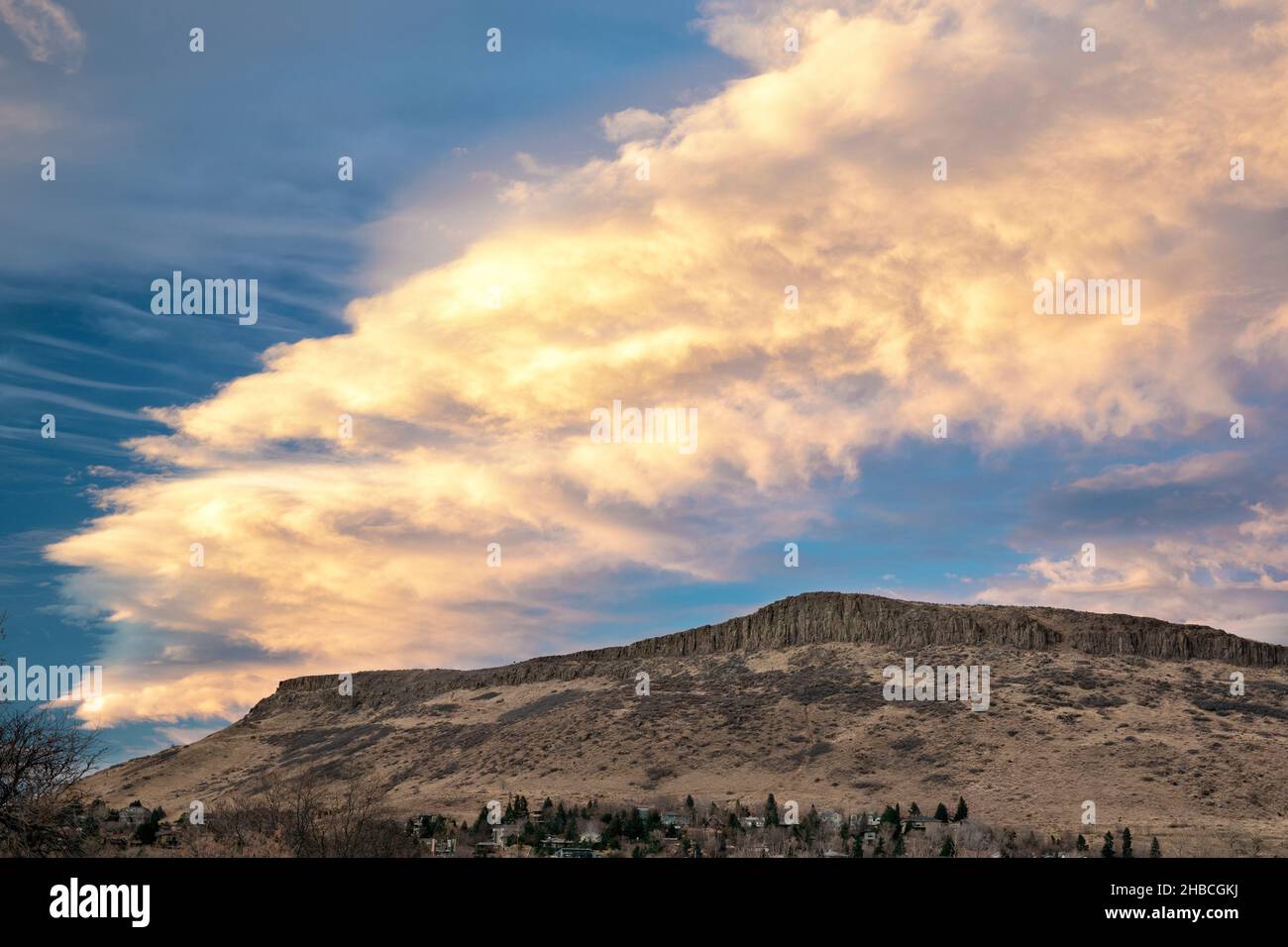 Wolkenbildung über dem North Table Mountain - Golden, Colorado USA Stockfoto