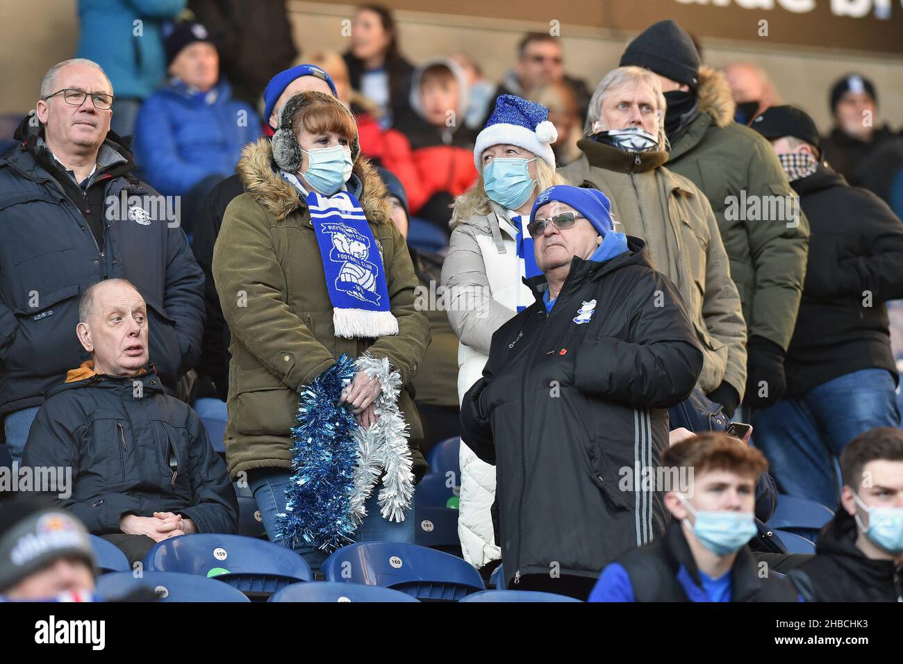 Blackburn, Großbritannien. 18th Dez 2021. Fans von Birmingham City vor dem Sky Bet Championship-Spiel zwischen Blackburn Rovers und Birmingham City im Ewood Park, Blackburn, am Samstag, 18th. Dezember 2021. (Kredit: Eddie Garvey | MI Nachrichten) Kredit: MI Nachrichten & Sport /Alamy Live Nachrichten Stockfoto