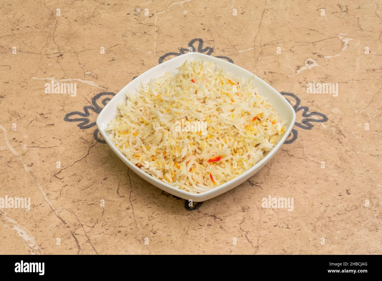 Pilaf, Pulaw oder pulau ist eine traditionelle Art, Reis zu kochen, mit Gemüse, Lamm oder Rind, Huhn oder manchmal Fisch und mit würzigen Gewürzen. Stockfoto