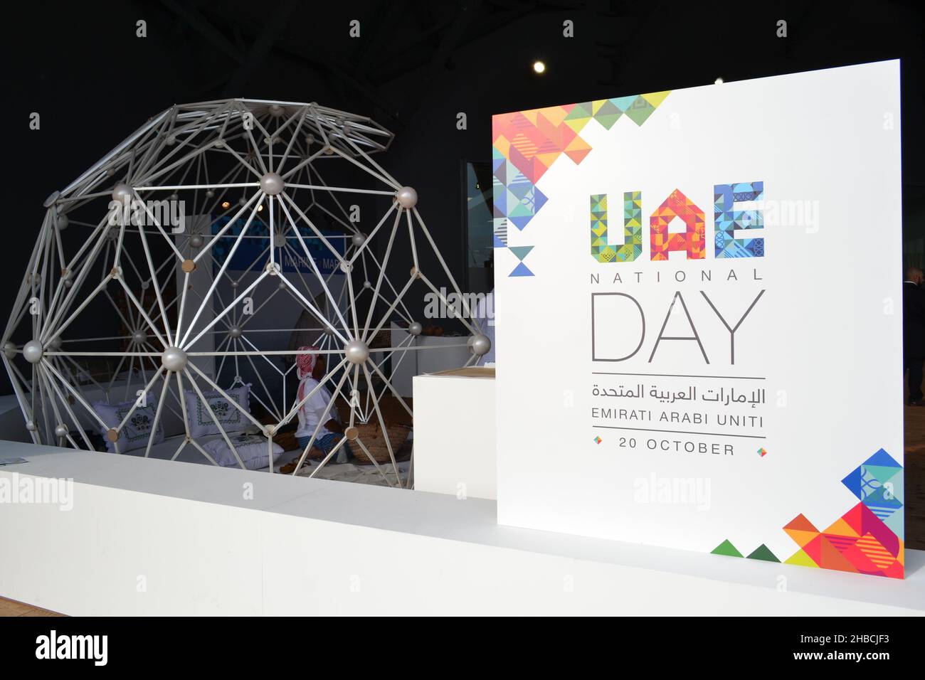 Mailand, Italien - 20. Oktober 2015: Dekoration mit visueller Kunst des Eingangs zur Kongresshalle während des Tages der Vereinigten Arabischen Emirate um EXPOMilano2015 Uhr. Stockfoto