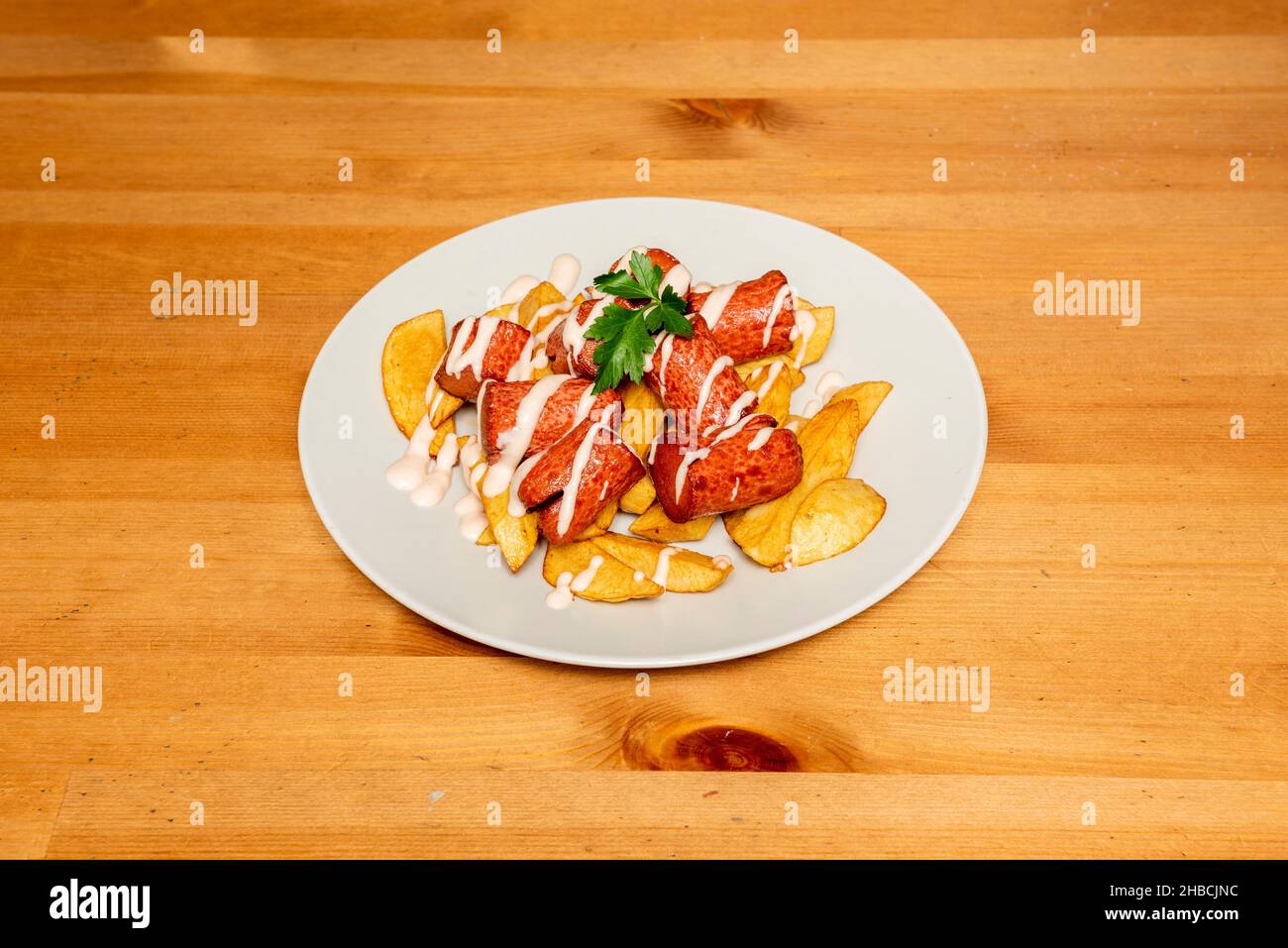 La salchipapa o salchipapas es una comida rápida que consistente en rodajas Fritas de salchicha y Papas Fritas, consumida como comida callejera en Hispan Stockfoto