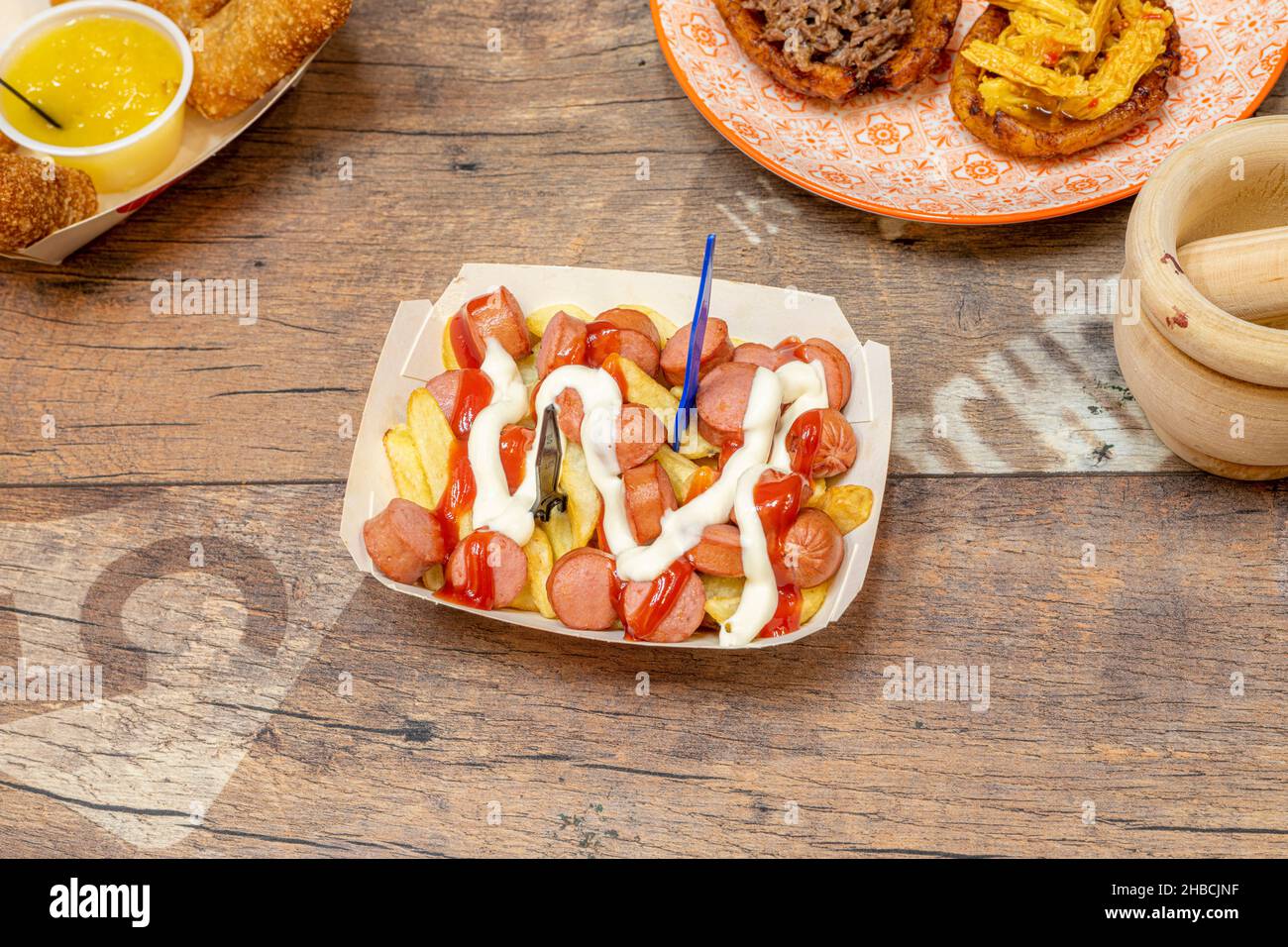 La salchipapa o salchipapas es una comida rápida que consistente en rodajas Fritas de salchicha y Papas Fritas, consumida como comida callejera en Hispan Stockfoto