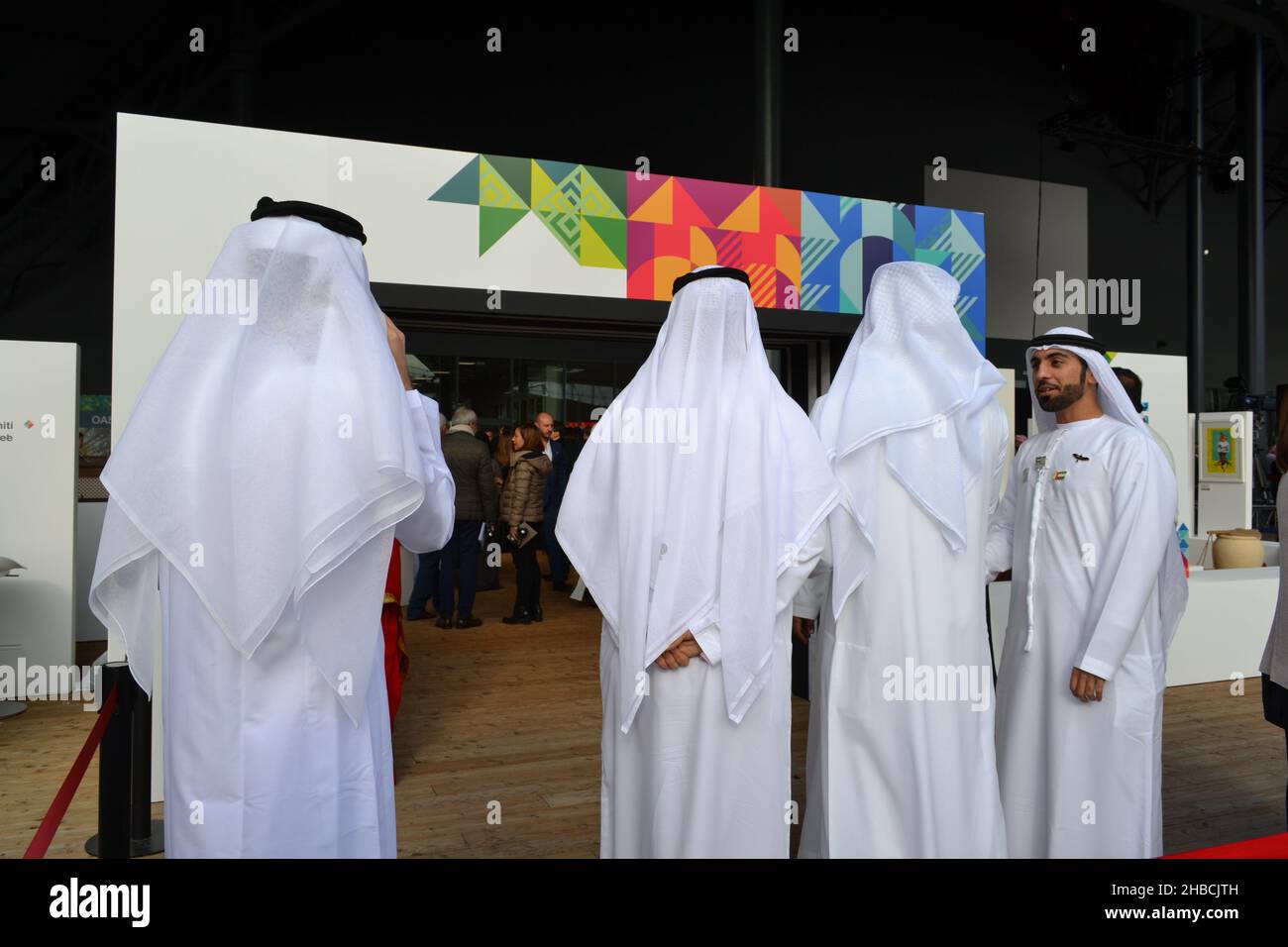 Mailand, Italien - 20. Oktober 2015: Arabische Geschäftsleute in islamischer Kleidung stehen am Eingang der Pressekonferenz während des Tages der Vereinigten Arabischen Emirate. Stockfoto