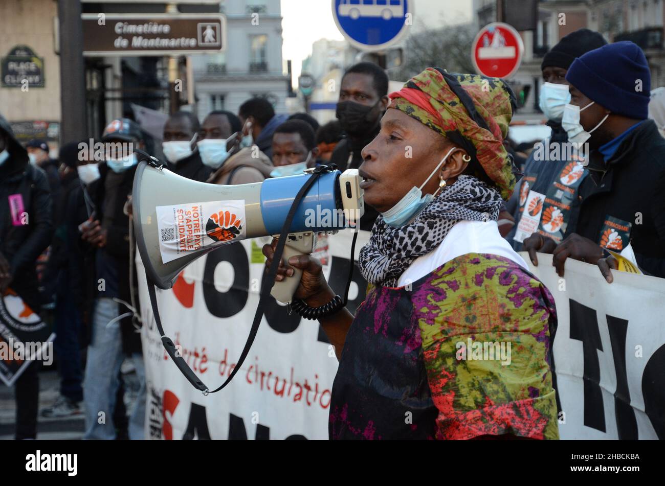 Zum Internationalen Tag der Migranten wurde in Paris eine Demonstration organisiert. Der Slogan lautete: „Solidarität“, alle hundert Menschen reagierten anwesend Stockfoto