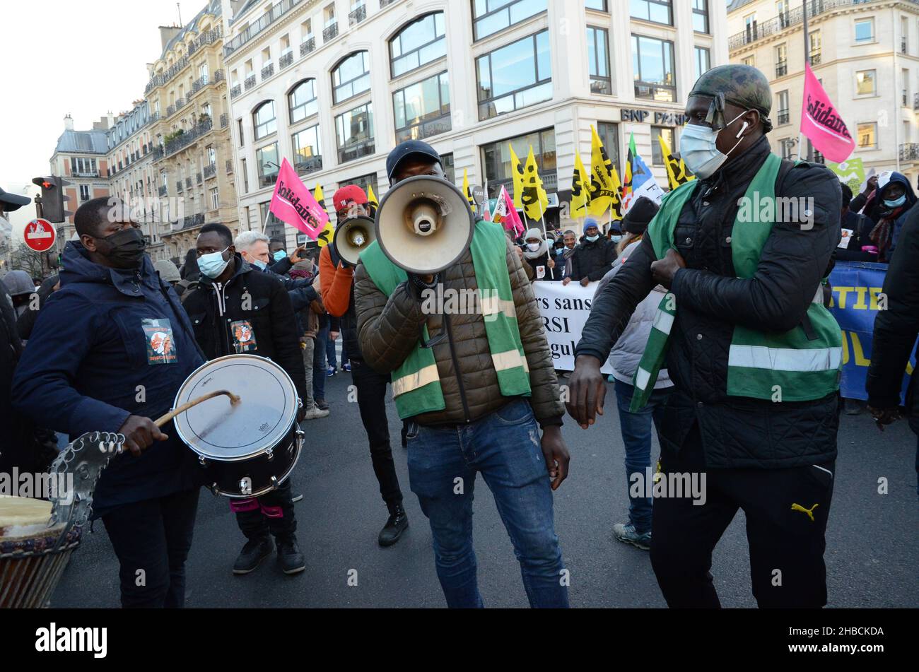 Zum Internationalen Tag der Migranten wurde in Paris eine Demonstration organisiert. Der Slogan lautete: „Solidarität“, alle hundert Menschen reagierten anwesend Stockfoto