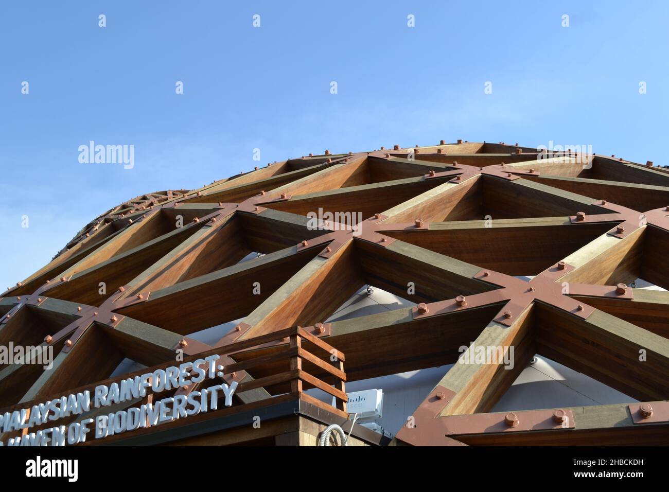 Mailand, Italien - 20. Oktober 2015: Nahaufnahme des ovalen, geeinten Daches und der Wände aus Holzbalken des malaysischen Pavillons. Stockfoto