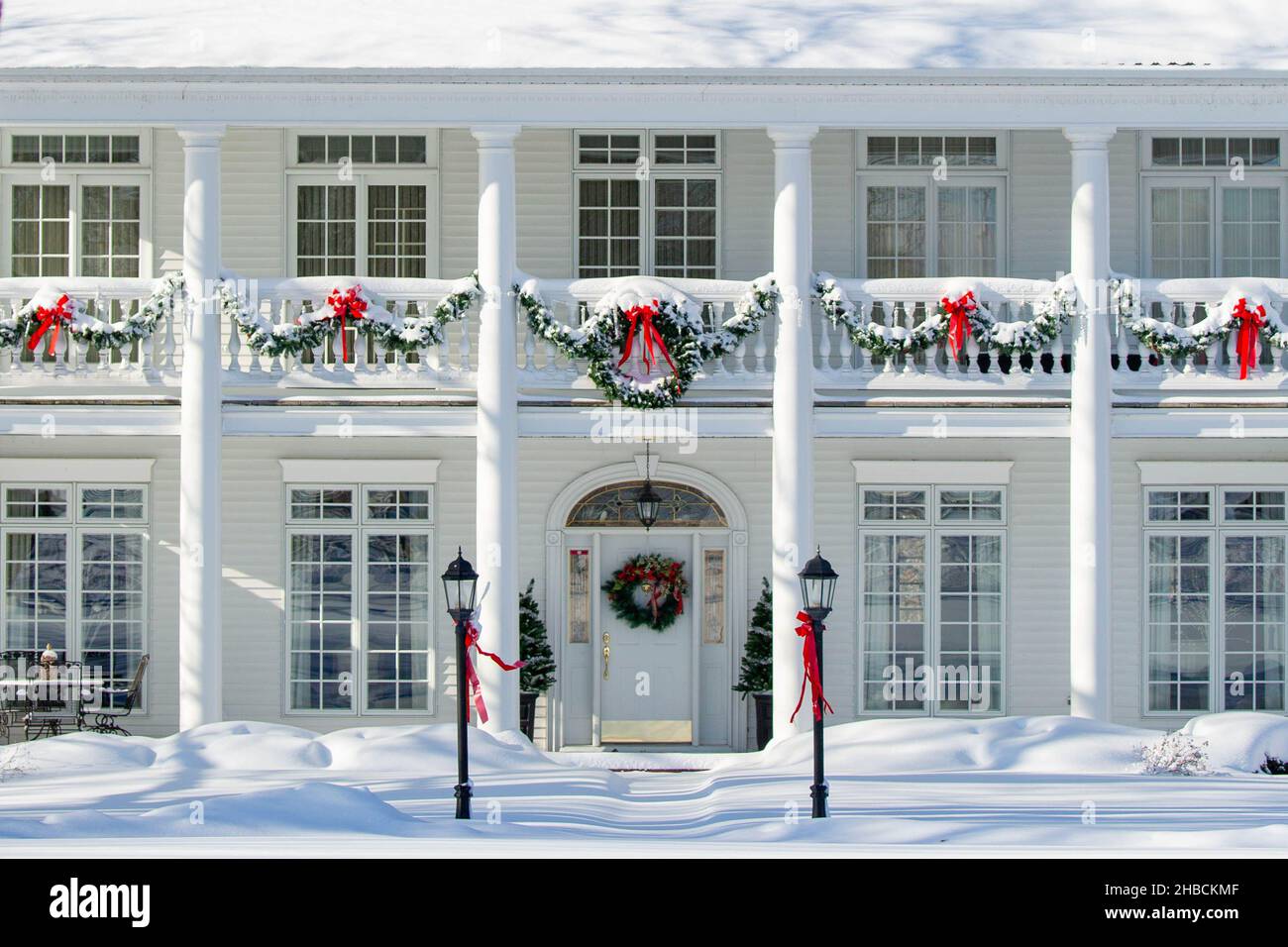 Wausau, Wisconsin, USA, Dezember 11, 2021, Landhaus für die Weihnachtszeit dekoriert, horizontal Stockfoto