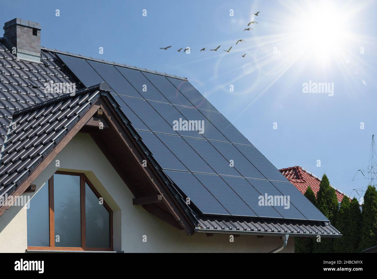 Große Dachfläche mit Sonnenkollektoren auf einem modernen Haus bedeckt Stockfoto
