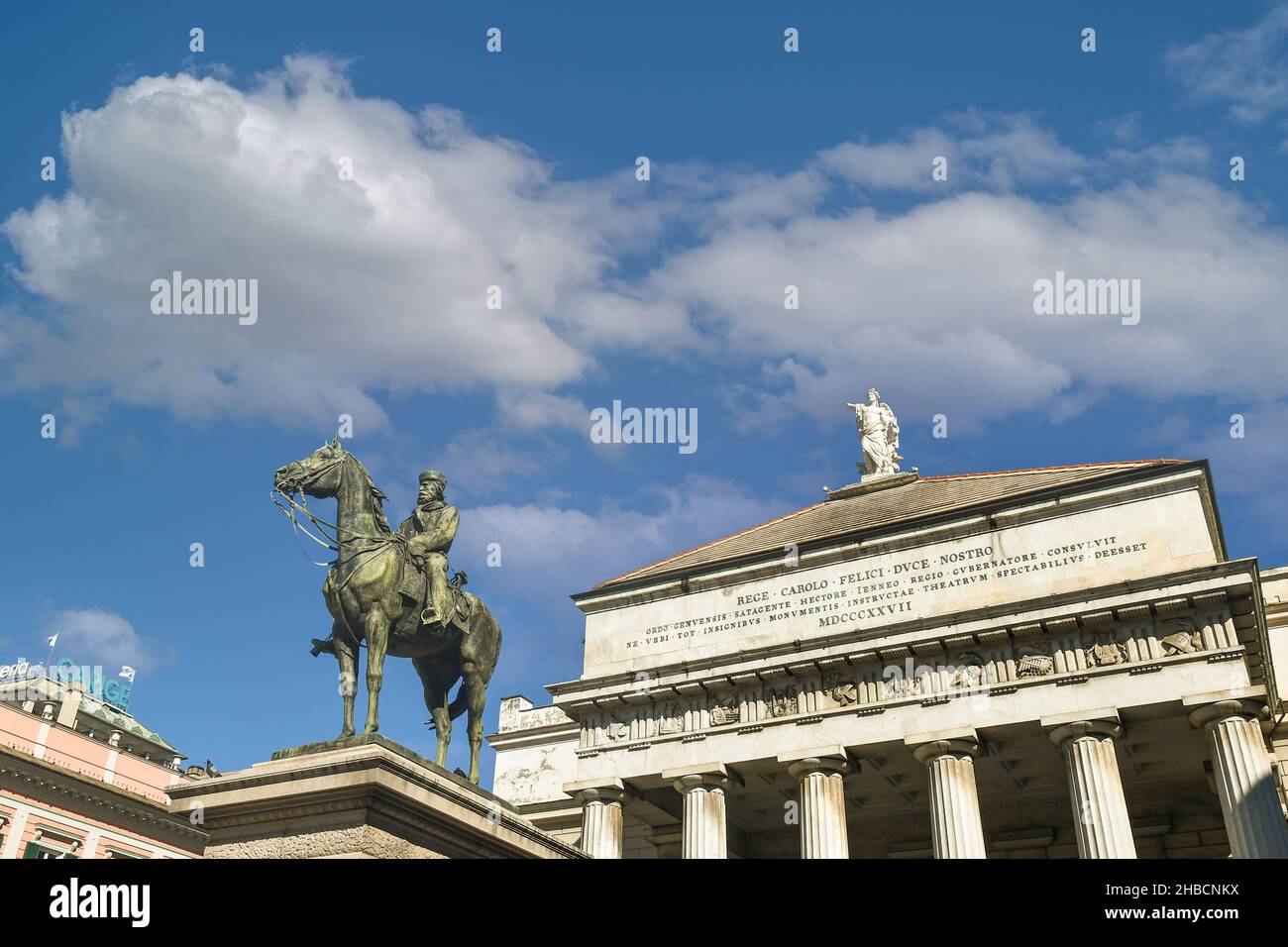 Reiterstatue von Giuseppe Garibaldi und Spitze des Carlo Felice Theaters mit der "Genius of Harmony" Statue auf der Oberseite, Genua, Ligurien, Italien Stockfoto