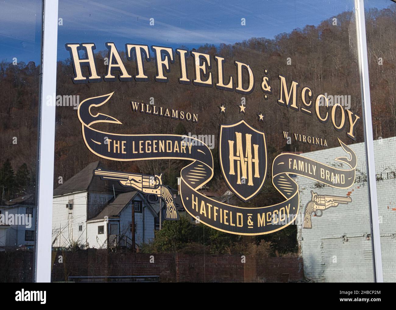 Spiegelung im Fenster der verlassenen Hatfield & McCoy Destillerie in WV. Stockfoto