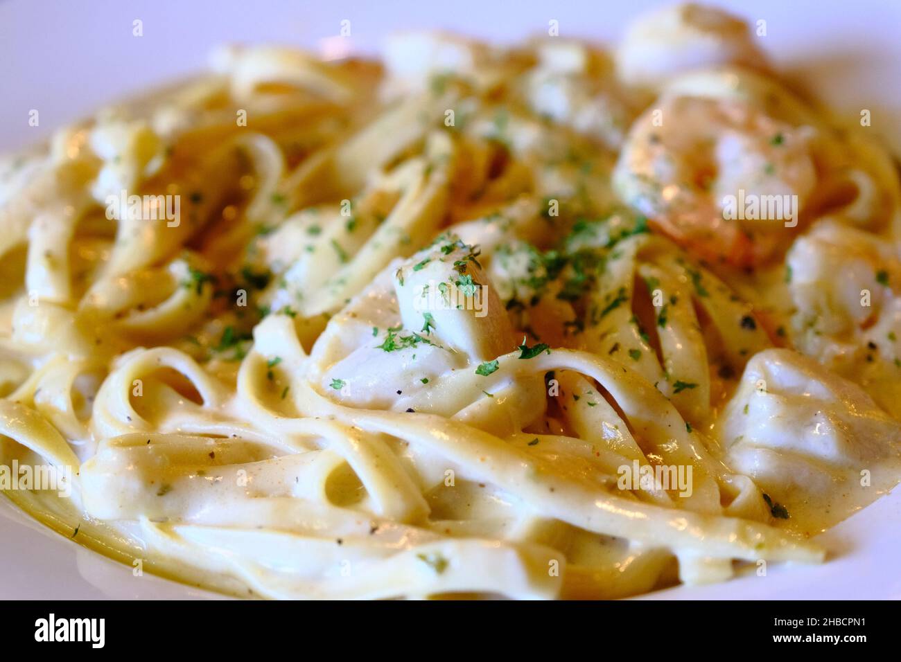 Meeresfrüchte Linguini in Cremesauce Stockfoto