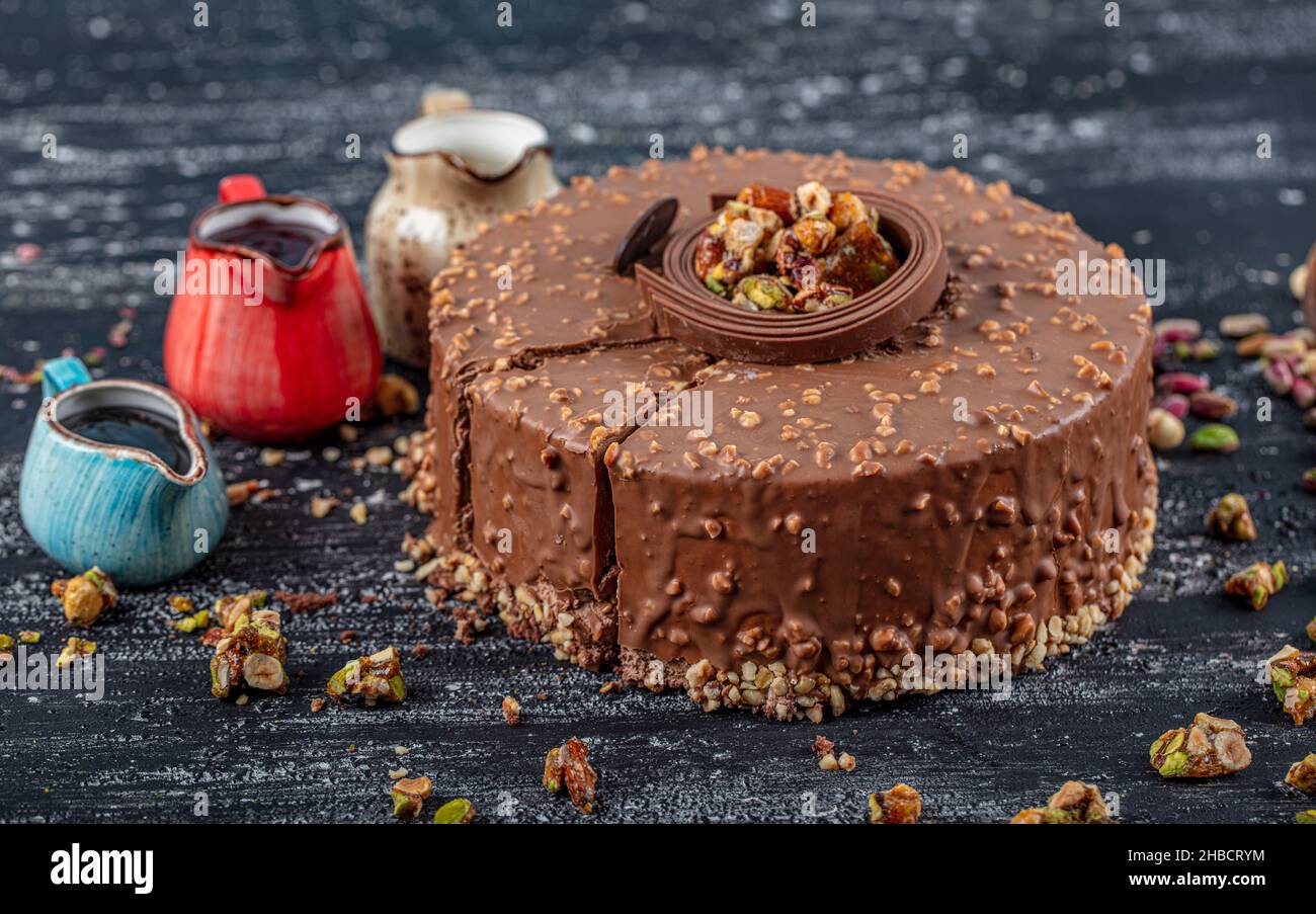 Schokoladenkuchen zum Geburtstag mit Krokant. Alter Kuchen Schokolade ... Schokoladenkuchen zum Geburtstag mit Krokant. Alter Kuchen Schokolade ...