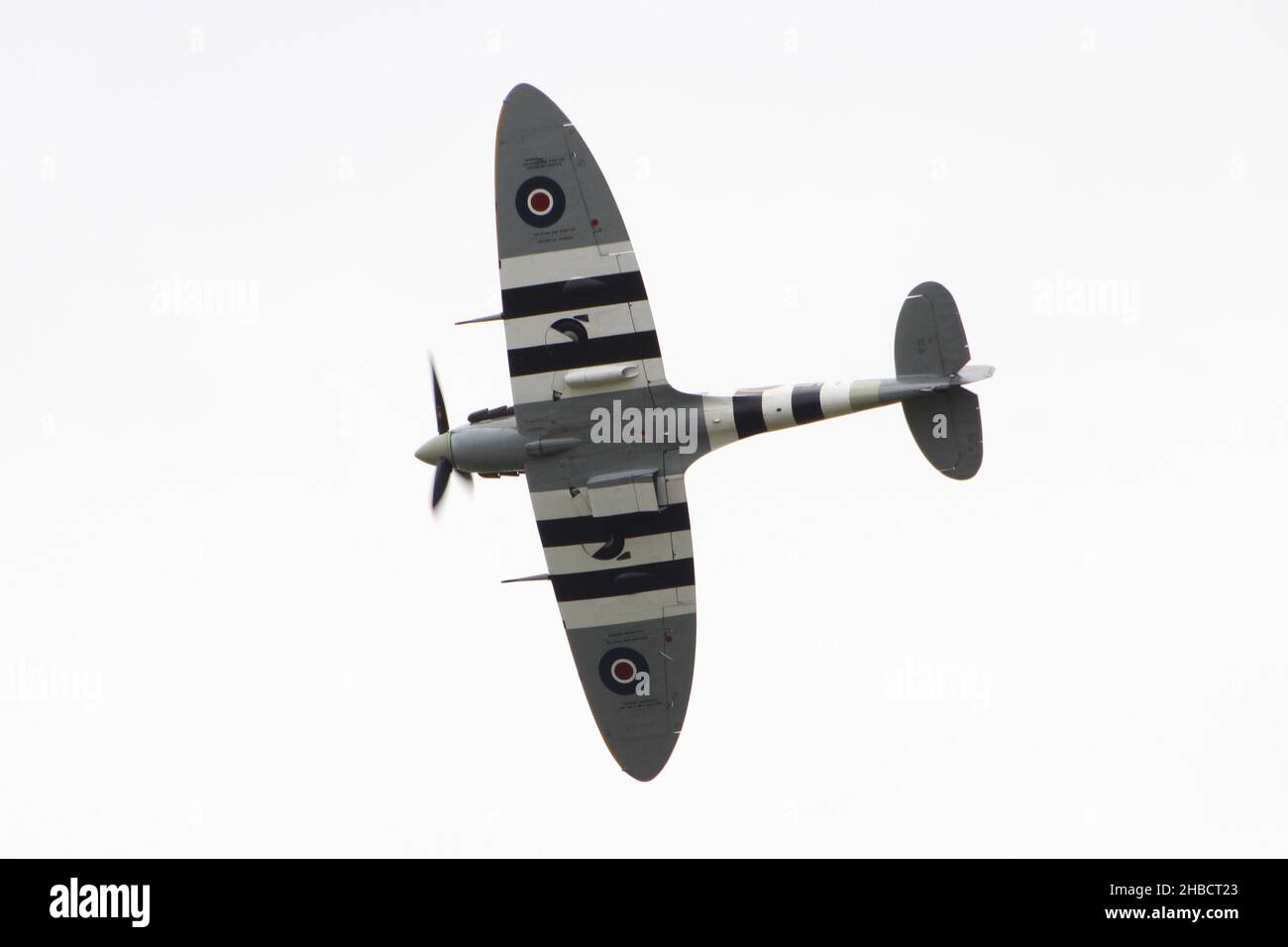 AB910, ein Supermarine Spitfire VB, der vom Battle of Britain Memorial Flight (BBMF) der Royal Air Force betrieben wird und 2016 über East Fortune zeigt. Stockfoto
