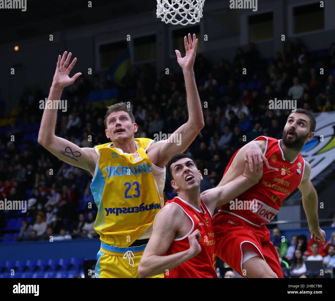 KIEW, UKRAINE - 29. NOVEMBER 2021: Artem Pustovyi aus der Ukraine (L) kämpft während ihres FIBA-WM-Europameisterschaftsspiels 2023 im Sportpalast in Kiew um einen Ball mit nordmazedonischen Spielern Stockfoto