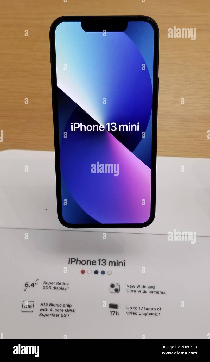 Delaware, USA - 17. Dezember 2021 - der schöne Bildschirm des iPhone 13 Mini Stockfoto