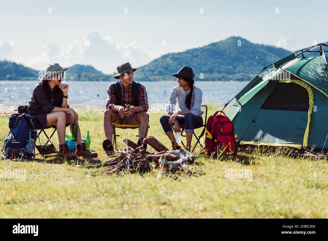 Glückliche Freunde in Camping-Party Spaß haben zusammen und trinken im Urlaub Sommer Stockfoto