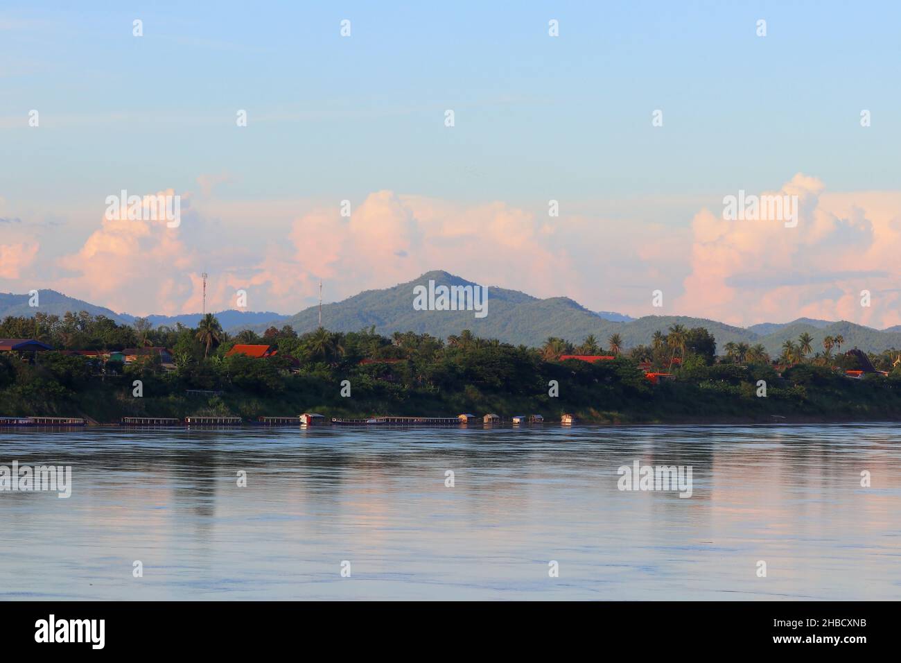 Landschaftsansicht des Flusses mit schönem Himmel Hintergrund Stockfoto