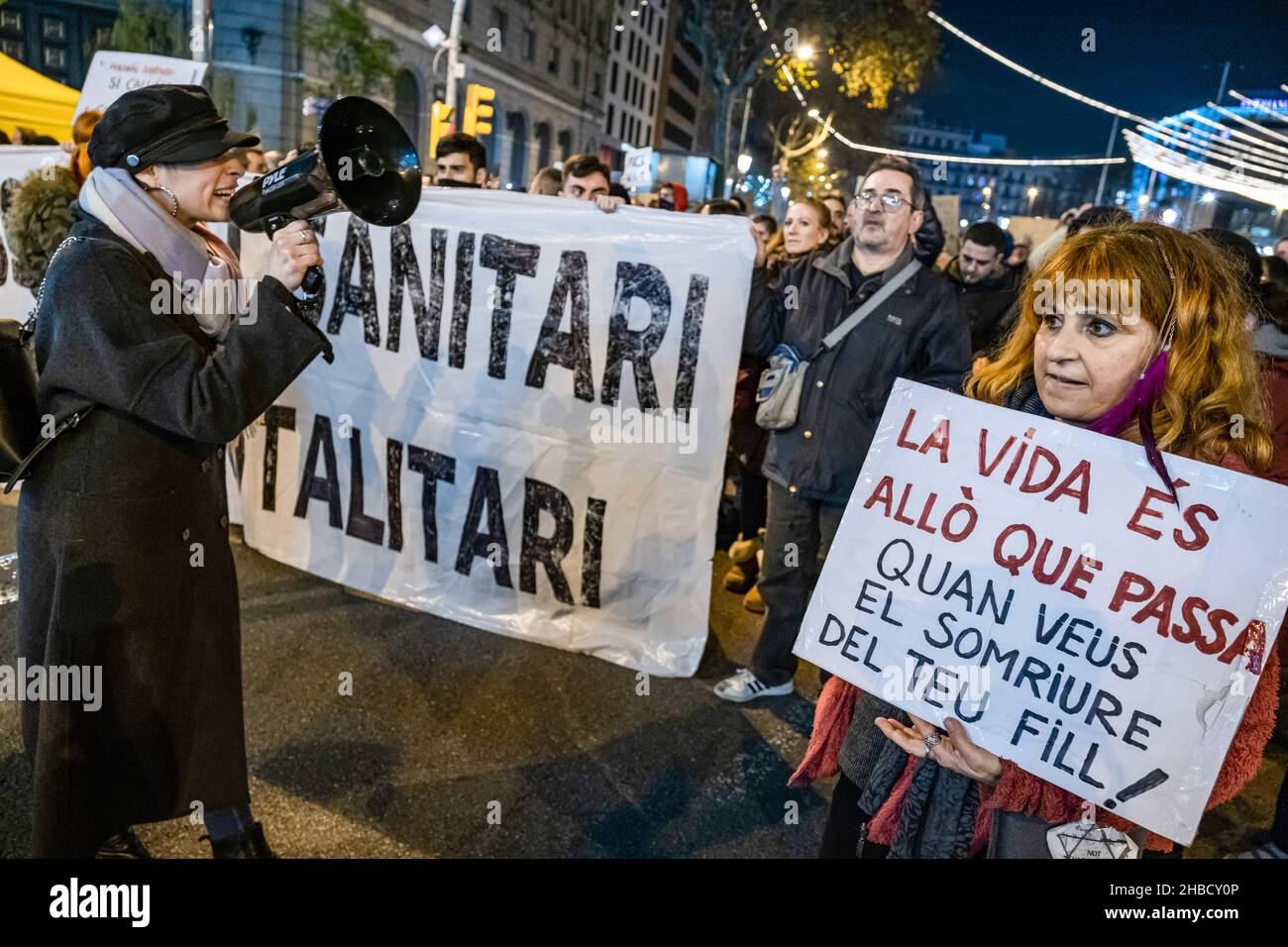 Barcelona, Spanien. 18th Dez 2021. Demonstranten halten während der Demonstration Plakate. Hunderte von Demonstranten haben im Zentrum von Barcelona gegen den Impfstoff und den Covid-Pass demonstriert. (Foto von Paco Freire/SOPA Images/Sipa USA) Quelle: SIPA USA/Alamy Live News Stockfoto