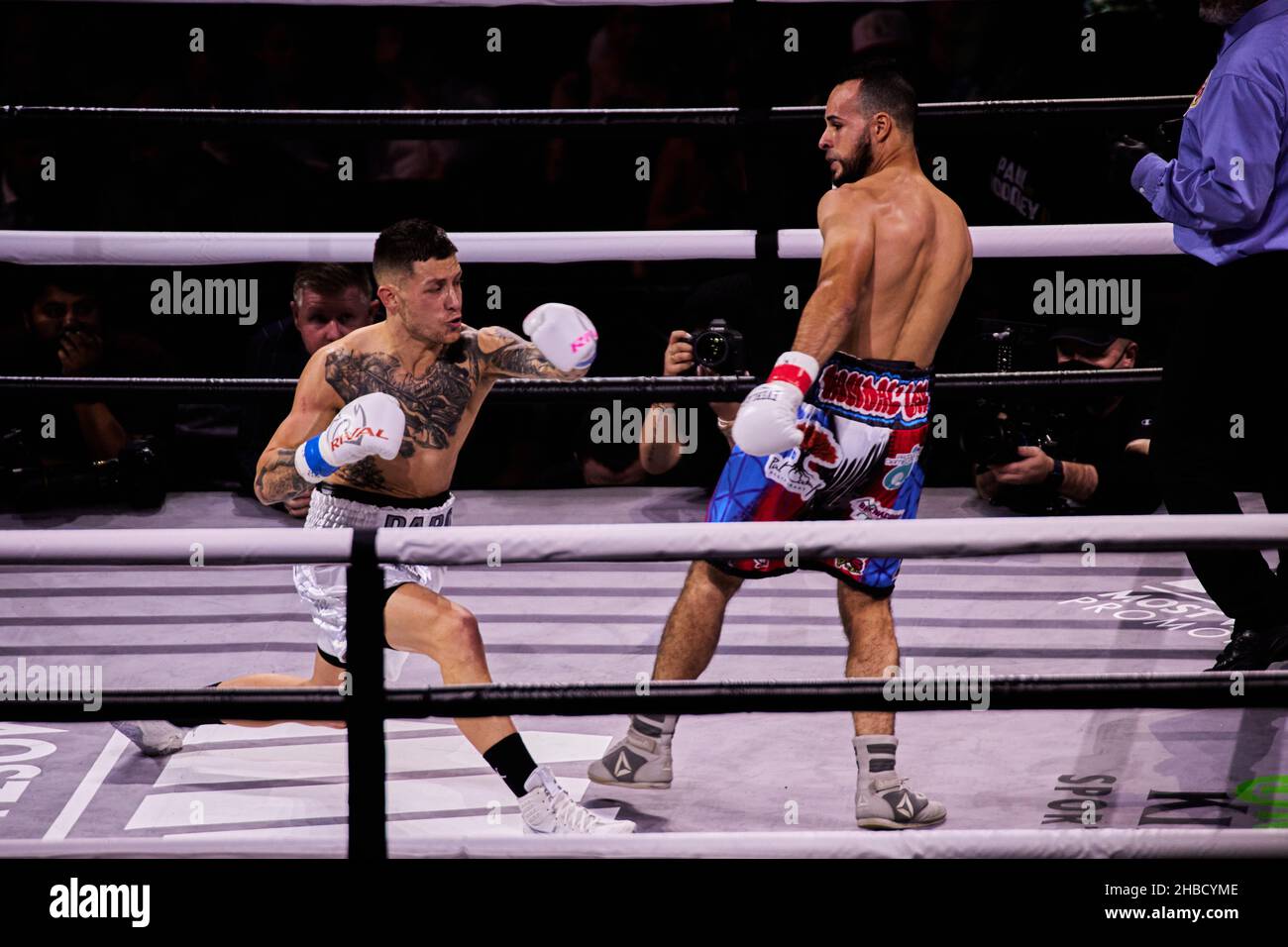 Tampa, Florida, USA. 18th Dezember 2021. Liam Paro im Einsatz gegen Yomar Alamo während des Boxkampfs in der Amalie Boxing Arena in Tampa, Florida. Kredit: Yaroslav Sabitov/YES Market Media/Alamy Live Nachrichten Stockfoto