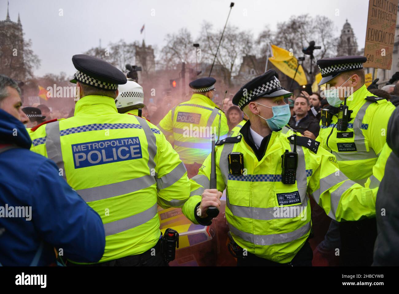 London, Großbritannien. 18th Dez 2021. Während der Demonstration wurde von der Polizei mit Demonstranten gerutscht, die versuchten, eine Blockade der Straße zu verhindern. Anti-Impfstoff- und Anti-Impfstoff-Pass-Demonstranten schlossen sich Gegnern der Covid 19-Beschränkungen an, versammelten sich am Parliament Square und marschierten durch das Zentrum Londons. Kredit: SOPA Images Limited/Alamy Live Nachrichten Stockfoto