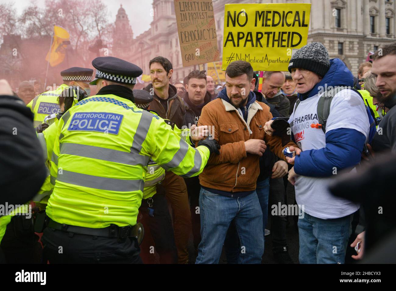 London, Großbritannien. 18th Dez 2021. Demonstranten, die während der Demonstration mit Polizisten zusammengerutscht wurden, die versuchten, eine Blockade der Straße zu verhindern. Anti-Impfstoff- und Anti-Impfstoff-Pass-Demonstranten schlossen sich Gegnern der Covid 19-Beschränkungen an, versammelten sich am Parliament Square und marschierten durch das Zentrum Londons. Kredit: SOPA Images Limited/Alamy Live Nachrichten Stockfoto