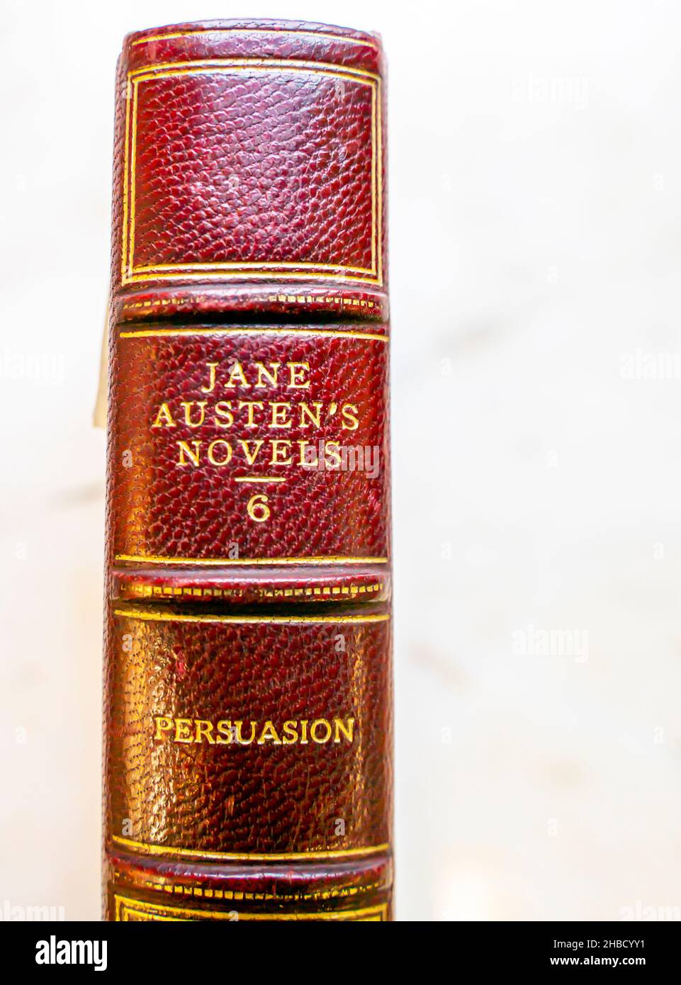 Rote lederne Buchrücken von Jane Austens Überzeugung. Der Roman Persuasion soll 2022 in den Film adaptiert werden. Stockfoto