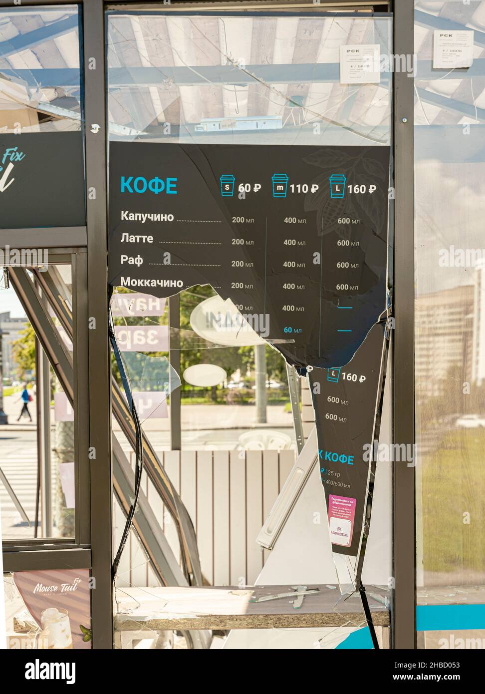 Battered vandalisiert zerstört halb abgerissen Kaffee Stand-alone-Kiosk-Shop, stehen in der Straße von St. Petersburg, Russland Stockfoto