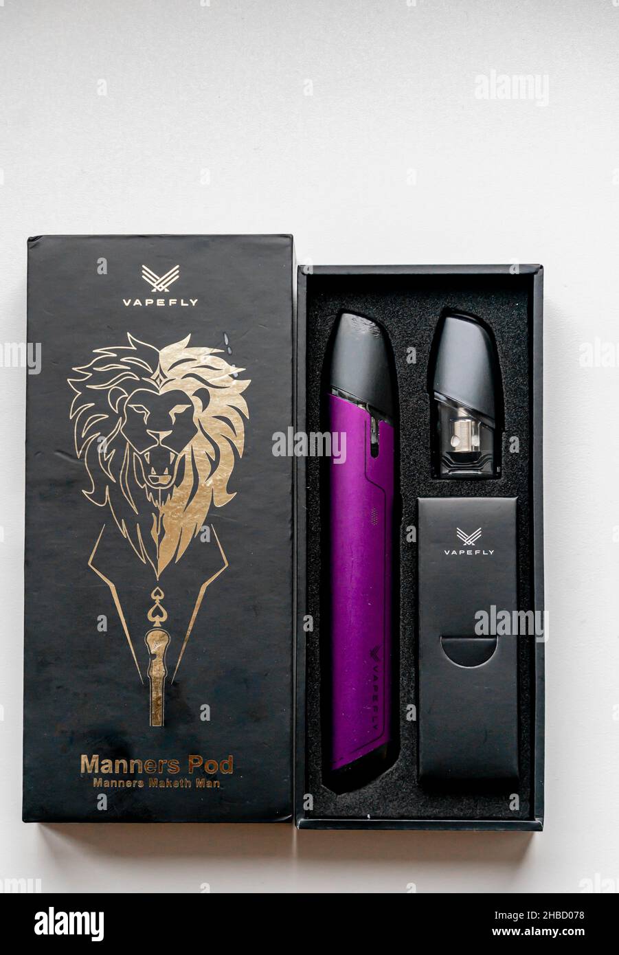 Vapefly Kit Salz Nikotin Vaping Stick. Vapefly E-Pen zum Rauchen Nic Salt E-Liquid. Stockfoto