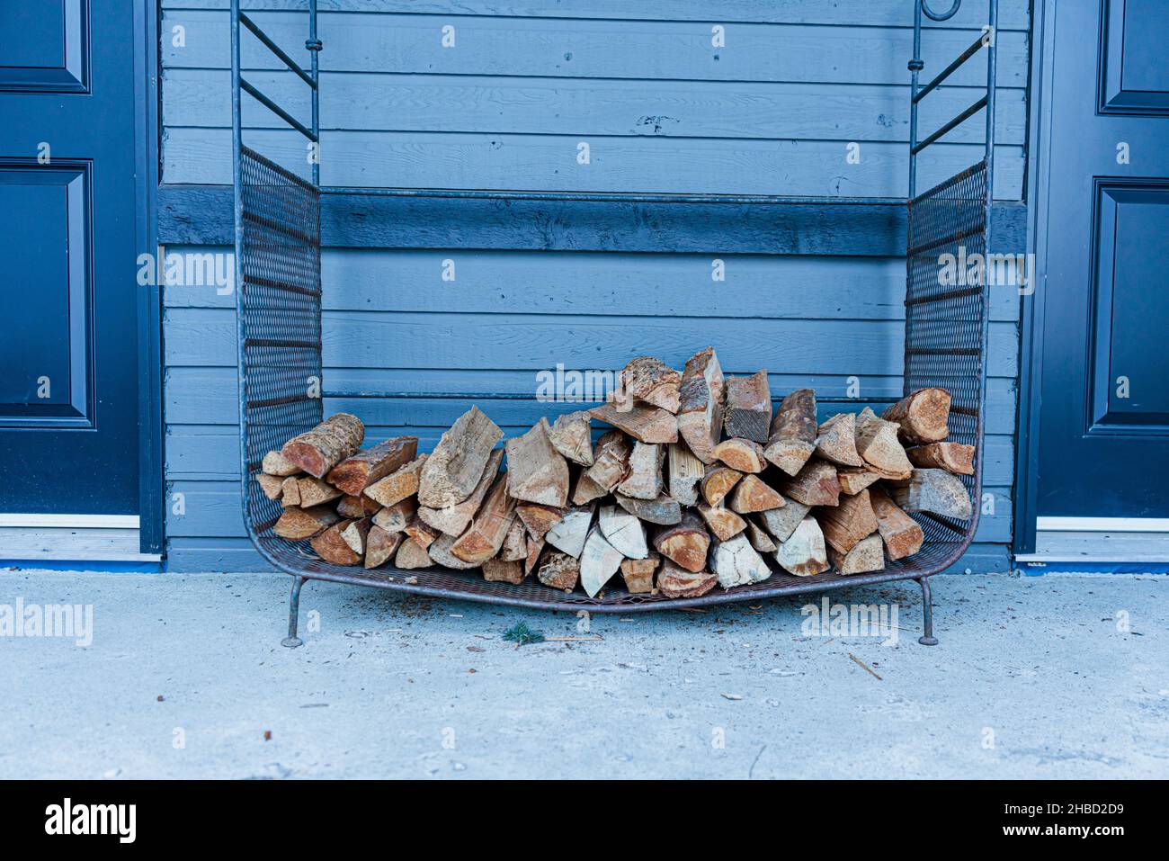 Haufen Brennholz Holzstämme, um ein Haus im Winter warm zu halten Stockfoto