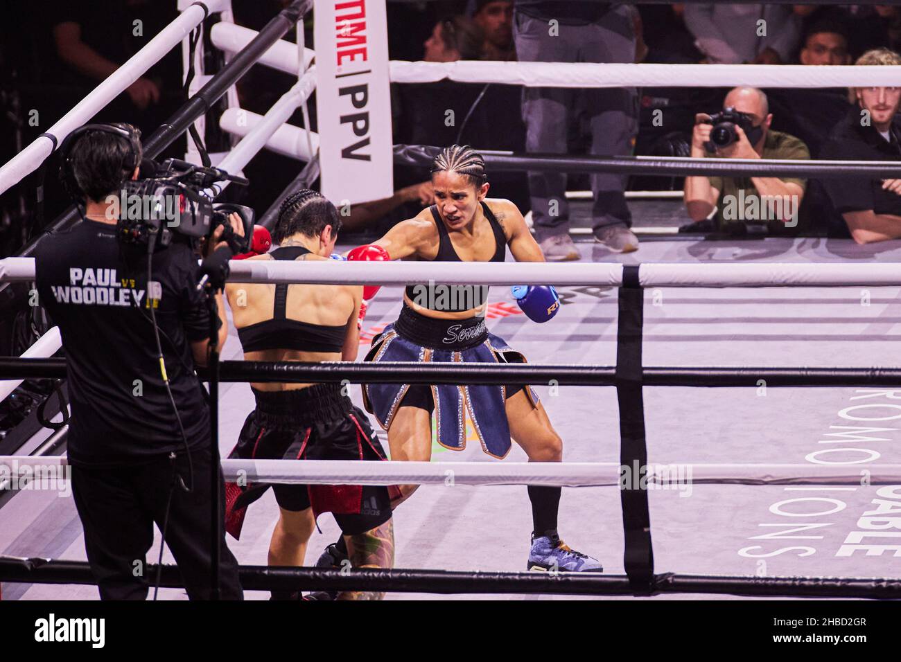 Tampa, Florida, USA. 18th Dez 2021. Amanda Serrano im Einsatz gegen Miriam Gutierrez beim Boxkampf in der Amalie Boxing Arena in Tampa, Florida. Kredit: Yaroslav Sabitov/YES Market Media/Alamy Live Nachrichten Stockfoto