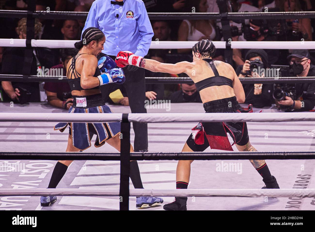 Tampa, Florida, USA. 18th Dez 2021. Amanda Serrano im Einsatz gegen Miriam Gutierrez beim Boxkampf in der Amalie Boxing Arena in Tampa, Florida. Kredit: Yaroslav Sabitov/YES Market Media/Alamy Live Nachrichten Stockfoto