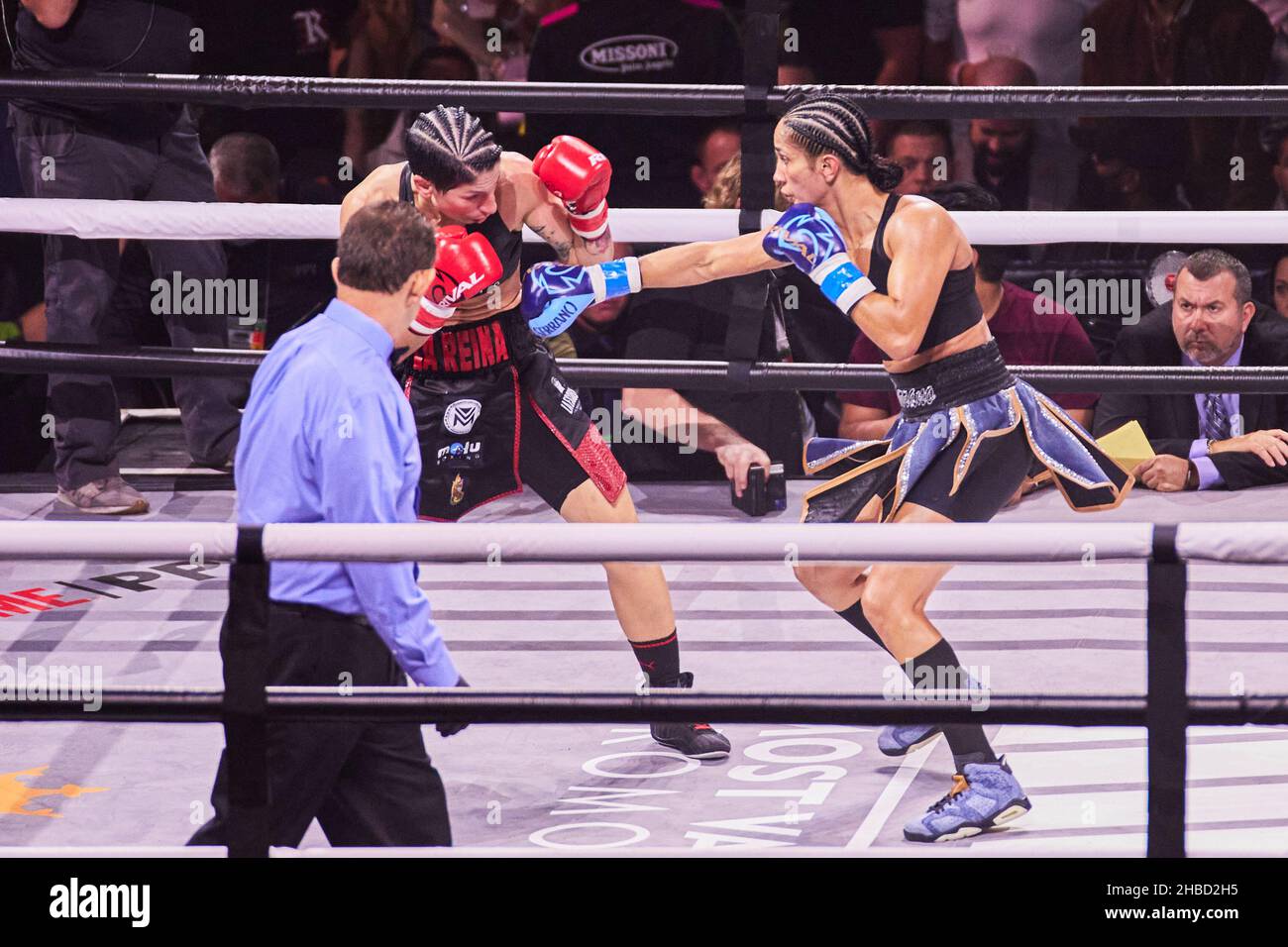 Tampa, Florida, USA. 18th Dez 2021. Amanda Serrano im Einsatz gegen Miriam Gutierrez beim Boxkampf in der Amalie Boxing Arena in Tampa, Florida. Kredit: Yaroslav Sabitov/YES Market Media/Alamy Live Nachrichten Stockfoto