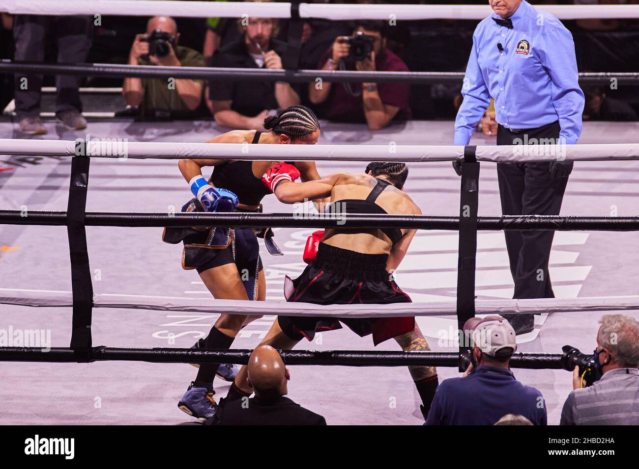 Tampa, Florida, USA. 18th Dez 2021. Amanda Serrano im Einsatz gegen Miriam Gutierrez beim Boxkampf in der Amalie Boxing Arena in Tampa, Florida. Kredit: Yaroslav Sabitov/YES Market Media/Alamy Live Nachrichten Stockfoto