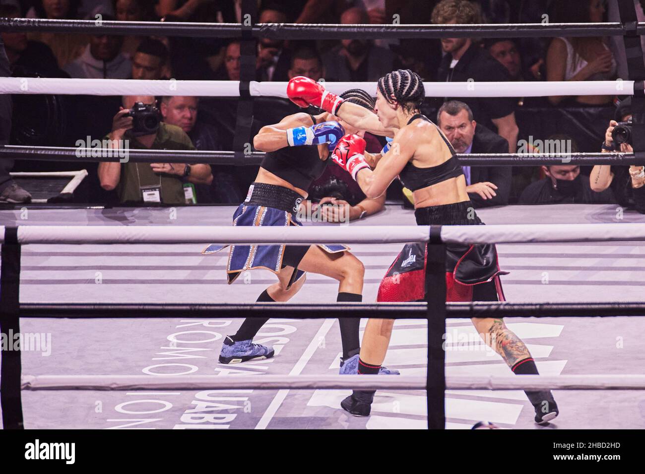 Tampa, Florida, USA. 18th Dez 2021. Amanda Serrano im Einsatz gegen Miriam Gutierrez beim Boxkampf in der Amalie Boxing Arena in Tampa, Florida. Kredit: Yaroslav Sabitov/YES Market Media/Alamy Live Nachrichten Stockfoto