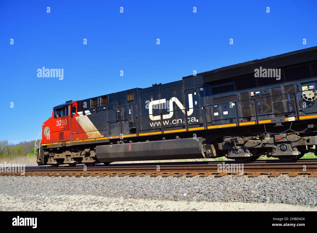 Hoffman Estates, Illinois, USA. Eine von zwei Lokomotiven der Canadian National Railway, die einen Güterzug durch die nordwestlichen Vororte von Chicago führen. Stockfoto