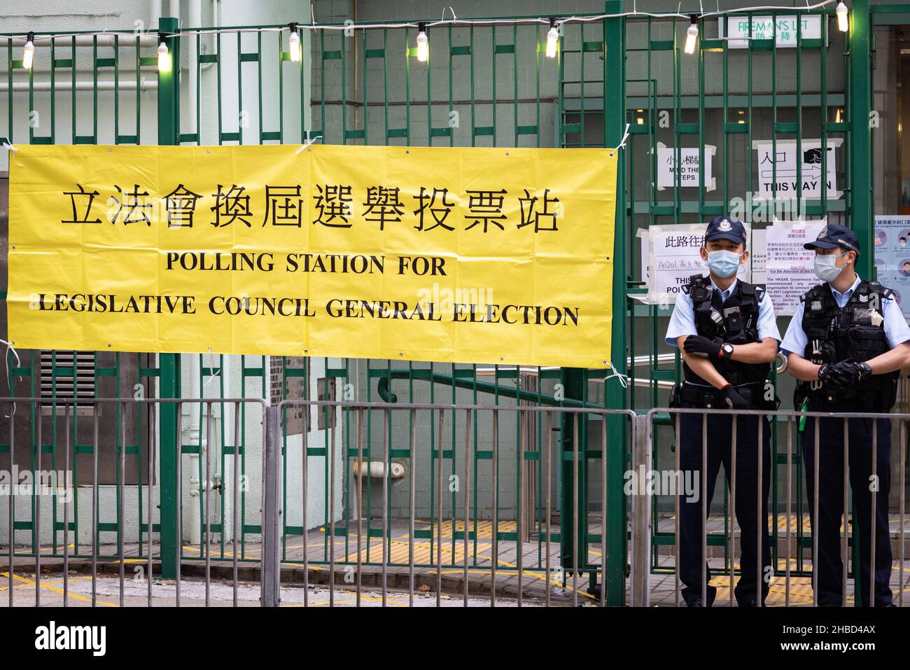 Hongkong, China. 19th Dez 2021. Polizeibeamte sahen, wie sie das Wahllokal bewachten und patrouillierten.Dies ist die erste große Wahl für den legislativrat seit der Reform des Wahlsystems, einem starken Durchgreifen auf prodemokratische Parteien, Und die Einführung des nationalen Sicherheitsgesetzes von Hongkong mit der Einführung eines Ausschusses zur Überprüfung der Kandidatenberechtigung, um sicherzustellen, dass nur patriotische Kandidaten zugelassen werden, da mehrere pro-demokratische Aktivisten boykottiert und verhaftet wurden. Kredit: SOPA Images Limited/Alamy Live Nachrichten Stockfoto